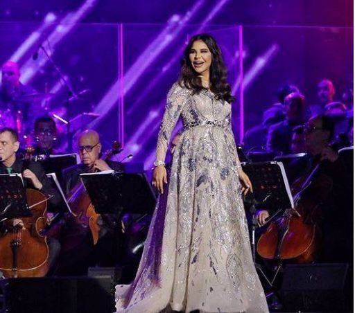 موضة – في إطلالة غير مسبوقة هكذا بدت أحلام بالفستان القصير... هل ازداد وزنها؟