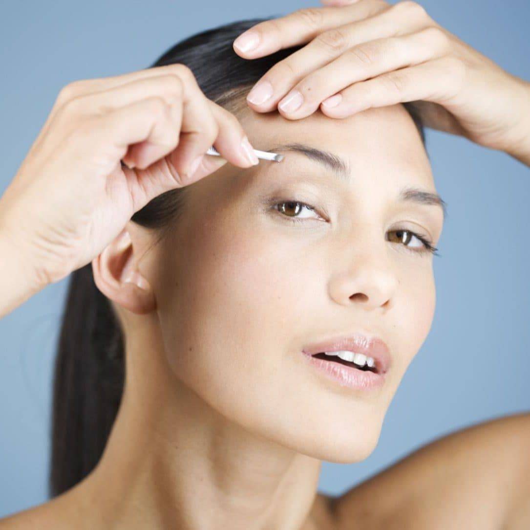 هل أصبح ملقط نزع شعر الحواجب غير فعال؟ هذه الطريقة البسيطة تجعله جديداً