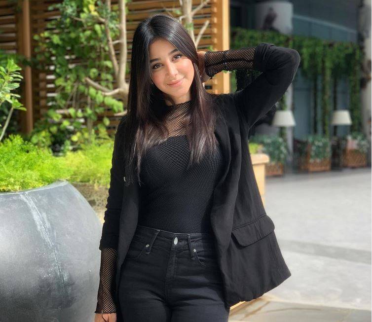 بالصورة – حذاء اسيل عمران يحدث ضجة غير متوقعة... ما التفصيل الذي لفت الانظار؟