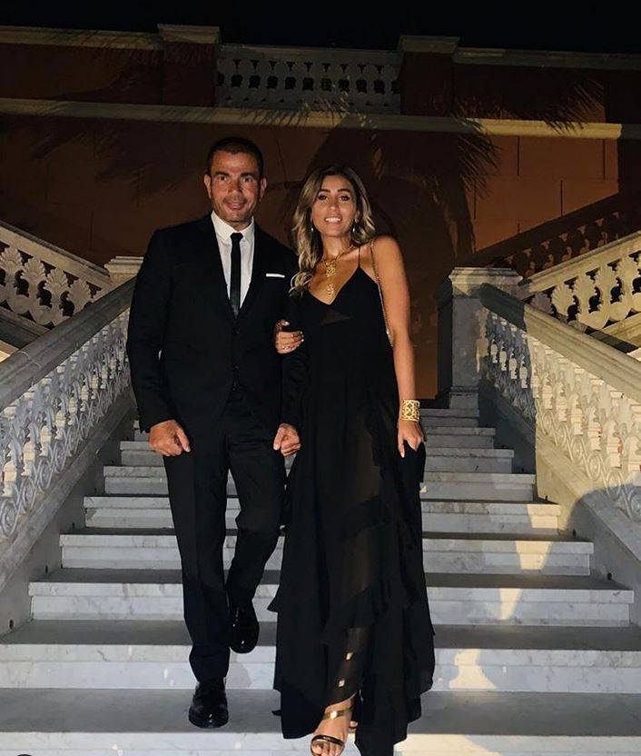 بالصورة – شاهدوا إطلالة دينا الشربيني التي أنست الجميع صورتها بملابس السهرة مع عمرو دياب