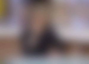 مذيعة شهيرة تكشف عمرها الحقيقي وتوجه رسالة لكل النساء