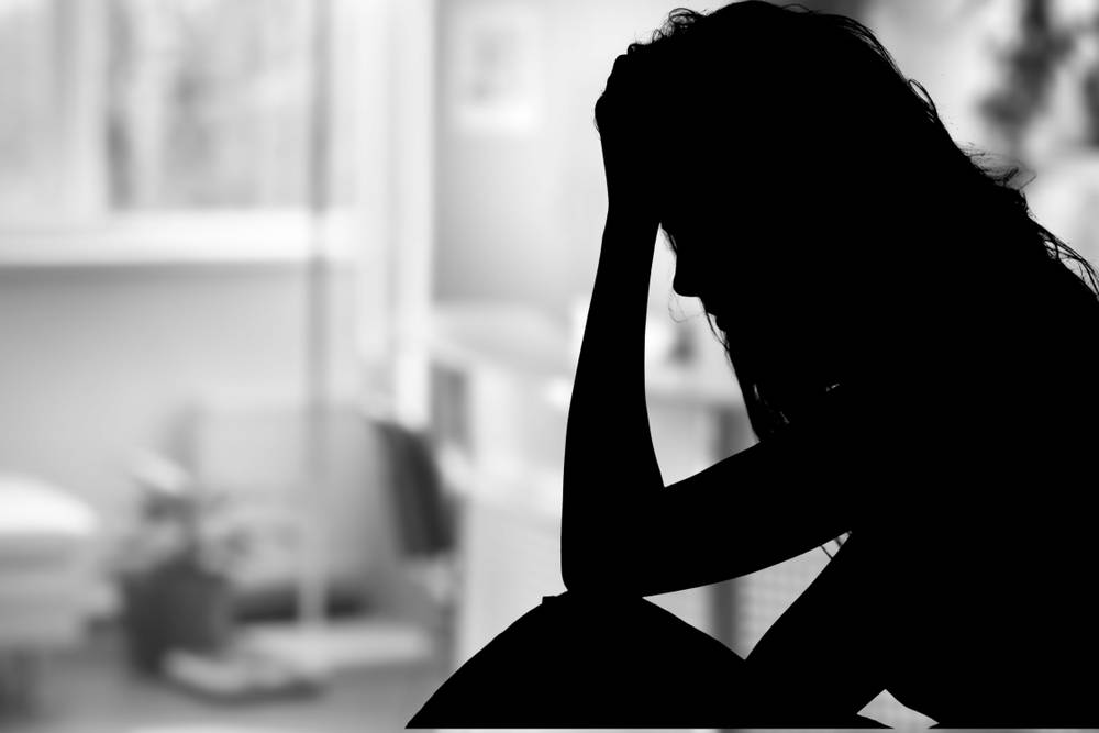 بالفيديو – عويل وصراخ في منزل طليقة نجم شهير... ما حدث معها ومع طفليهما يدمي القلوب