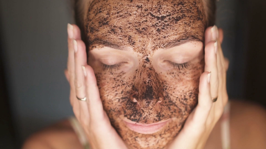 بالقهوة والقرفة معاً تصبح بشرتك أصغر بسنوات كثيرة... جربي الوصفة