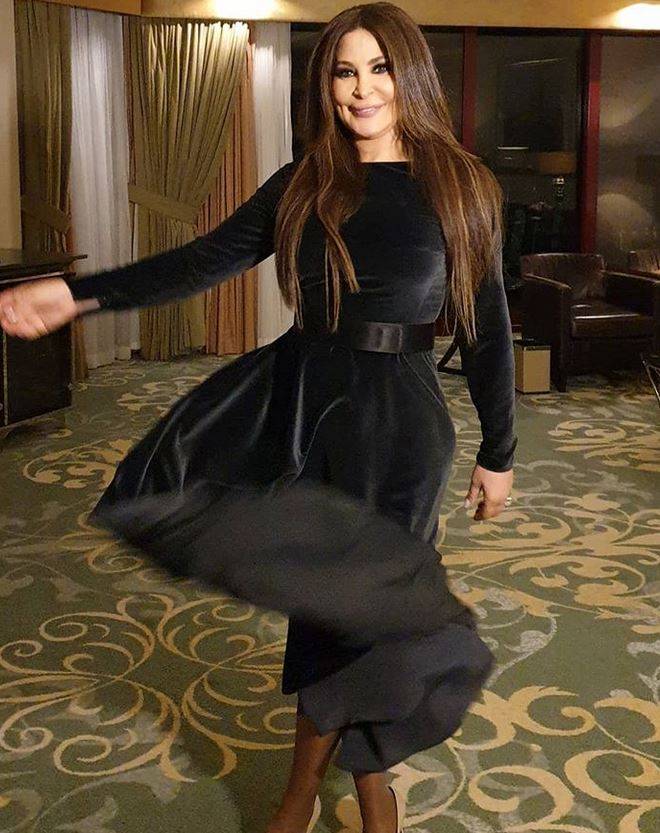بالفيديو –إليسا تخجل هذا الفنان الشاب وتباغته بقبلة مفاجئة... هكذا تبادلا الغزل