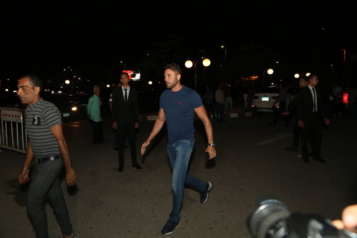 سر غضب أحمد عز في عزاء فاروق الفيشاوي.. هذا ما حدث؟