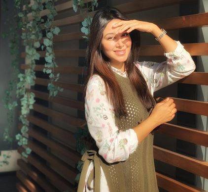 بعد فستانها المحتشم.. شاهدوا اسيل عمران تتعرض لـ