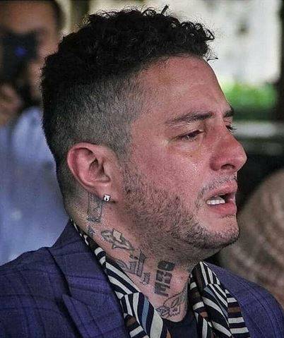 بالفيديو - انهيار أحمد الفيشاوي بالكامل.. وأول ظهور لشقيقه في عزاء والده