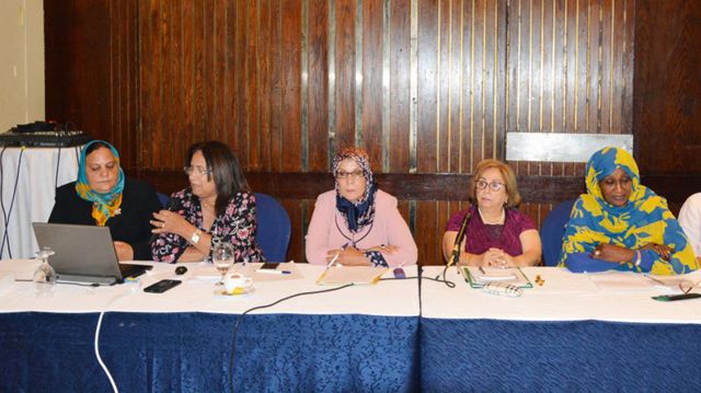 بدرية المررزوقي تترأس إحدى الجلسات النسائية العربية