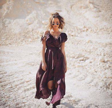 بالصور - بسمة بوسيل تثير الجدل باكسسوار مميز وفستان يشبه قميص النوم