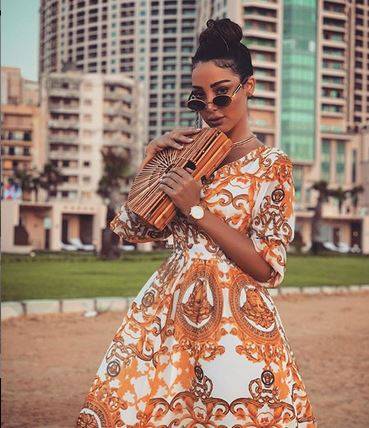 بالصور - شاهدي ماذا ارتدت بسمة بوسيل لتحمي قدميها من الشمس!