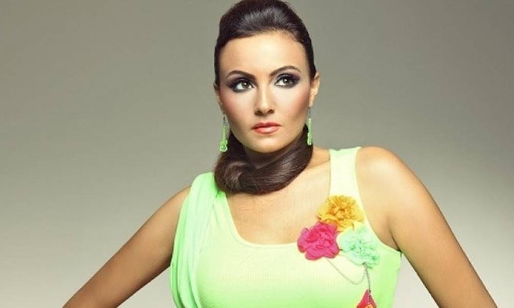 بشرى تشعل مواقع التواصل بصورتها بين نجمين.. من وصفته بالوسيم ومن خفيف الدم؟