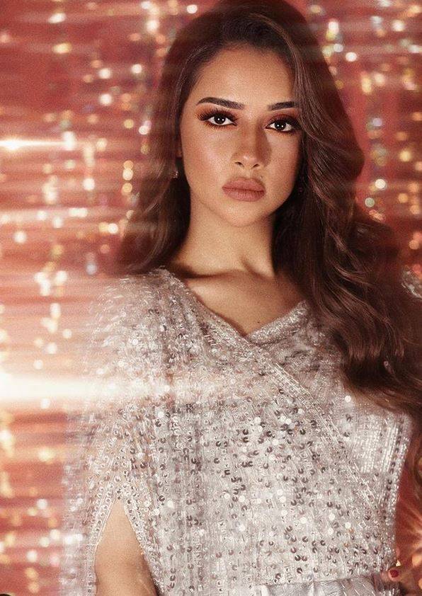 بالصورة – على غرار نادين نسيب نجيم... بشرة بلقيس عن قرب تشعل المواقع