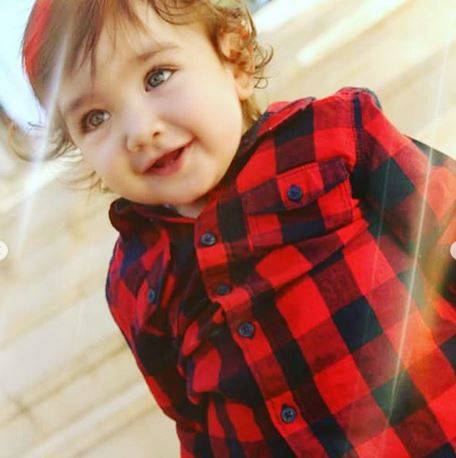 هذا الطفل الوسيم إبن نجم شهير.. خمنوا من يكون؟