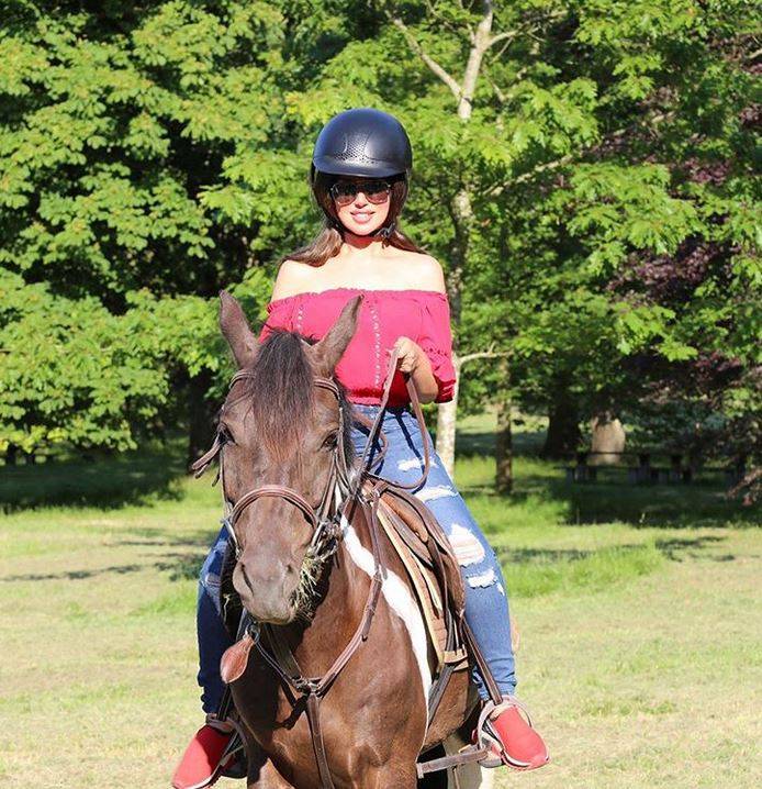 بالفيديو – حليمة بولند في المطار بملابس تشبه ملابس البحر... شاهدوا لماذا وصفت بكلمات نابية