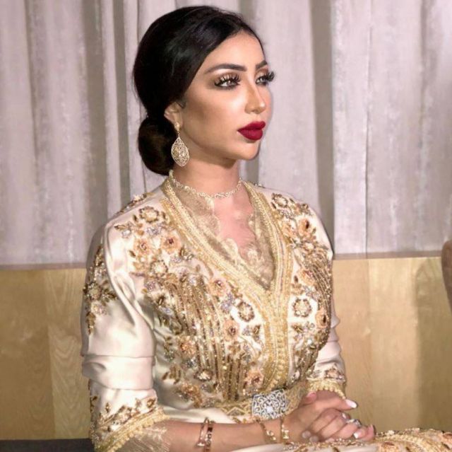 بالصور – دنيا بطمة تحدث ضجة بإطلالتها... شاهدوا زيها الخاص الذي أشعل المواقع