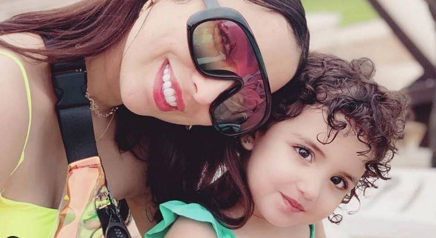 بالصورة والفيديو – دنيا بطمة تتخلى عن نجوميتها وتعلم طفلتها السباحة مثل كل الامهات... شاهدوها