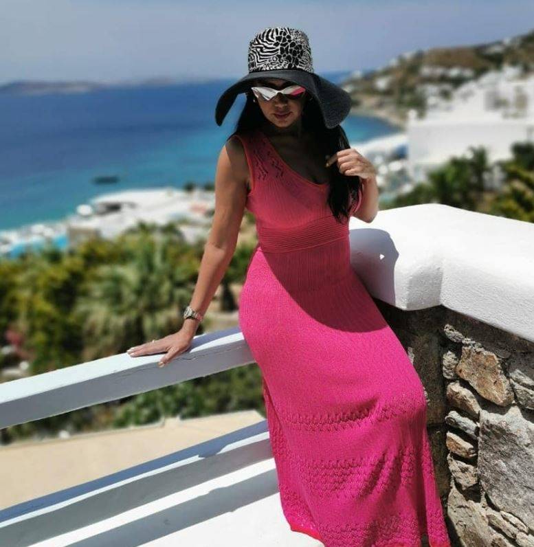 بالصورة – ملابس ابنتي رانيا يوسف القصيرة الكاشفة تشعل المواقع...شاهدوهما