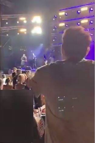 بالفيديو - نجم خليجي يرقص بجنون في حفل عمرو دياب.. شاهدوه