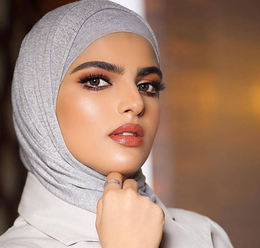 بالفيديو – ما قصة الضرب المتبادل بين سارة الودعاني وشقيقها؟ شاهدوا ما حدث