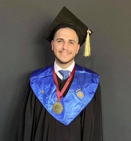 لن تتوقعوا من تكون والدة هذا الشاب الوسيم!؟