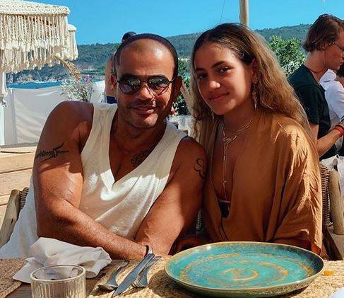 بالصور - ابنتا عمرو دياب: فساتين صيفية قصيرة وحركات غير لائقة