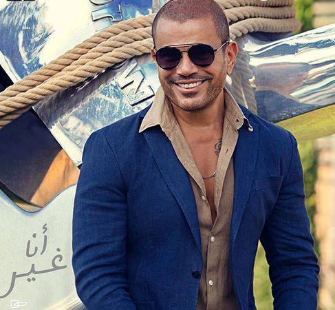 بالصور - عمرو دياب يحدث ضجة بنحافته الشديدة.. واكسسوار غريب يقلق الجمهور