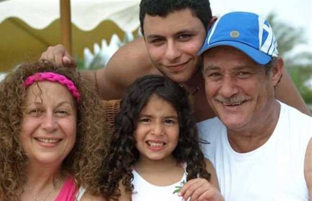 عمر الفيشاوي مع والديه فاروق الفيشاوي وسمية الألفي ولينا ابنة أخيه أحمد
