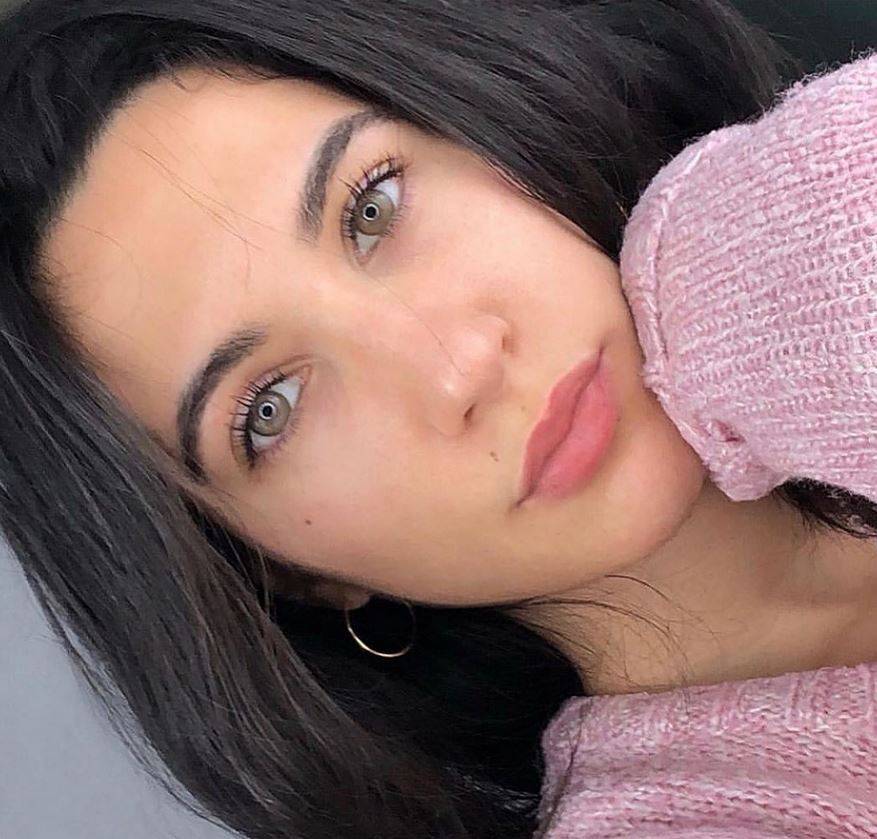 بالفيديو – شاهدوا كيف طبقت الآيلاينر بدبوس الشعر والملعقة