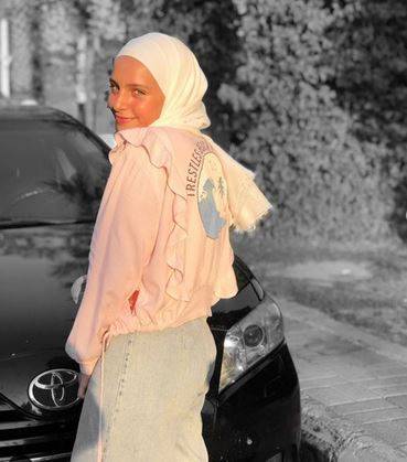 هذه الجميلة إبنة نجم عربي شهير.. خمنوا من يكون من الشبه!