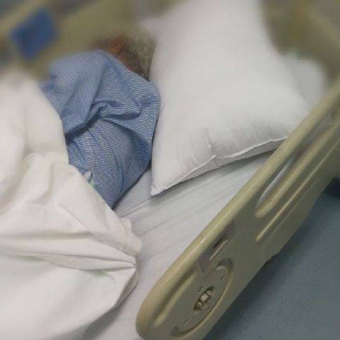 بالفيديو - نجم خليجي يصاب بجلطة.. وهذه حالته الصحية الان