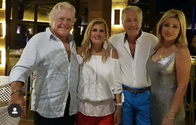 مصطفى فهمي وزوجته مع حسين فهمي