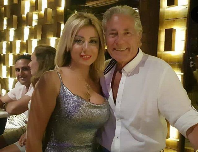 زوجة مصطفى فهمي بفستان يبرز أنوثتها.. وهكذا ردت على سؤال غريب من متابعة