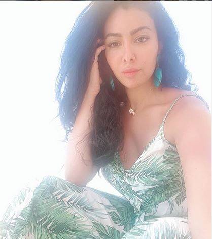 بالصور - ميريهان حسين تثير الجدل بفستانها المكشوف على البحر