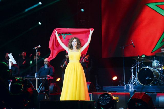 ميريام تحمل علم المغرب