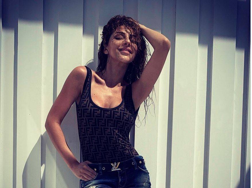 بالصورة - بعد إطلالتها الخلفية في المسبح... ميريام فارس تظهر وجهها وتفاجئ الجميع بهذا التفصيل