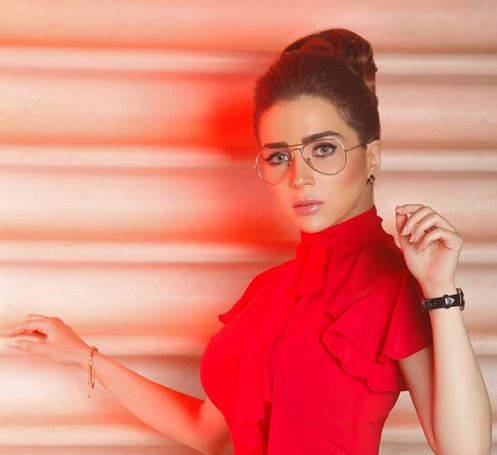والدة مي عز الدين تشعل المواقع بجمالها.. تعرفوا اليها