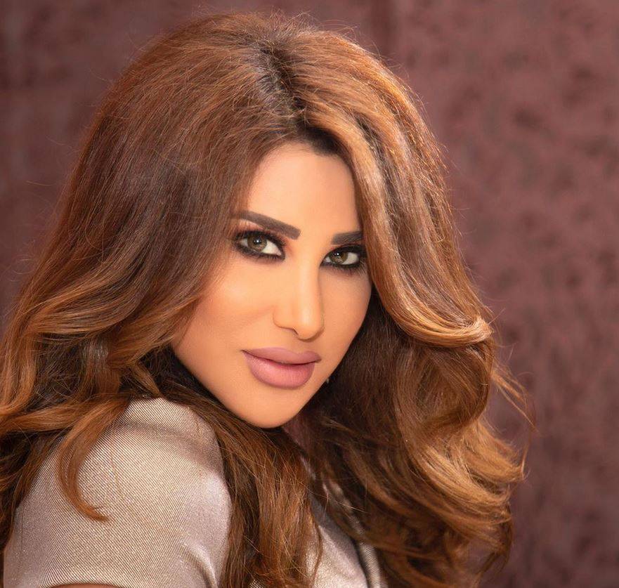نجوى كرم تقص البقدونس لتحضير التبولة... شاهدوا عفويتها
