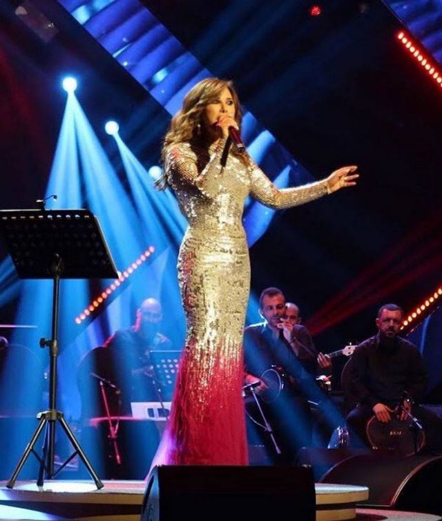بالفيديو - نجوى كرم تفاجئ الجميع بما فعلته على المسرح في السعودية... ما الذي لم تصدقه؟