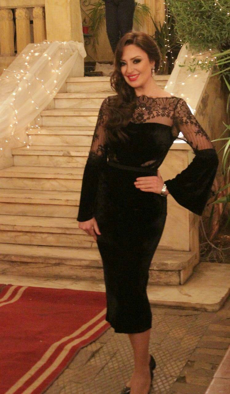 نرمين الفقي في إطلالة حديثة وتستشير جمهورها