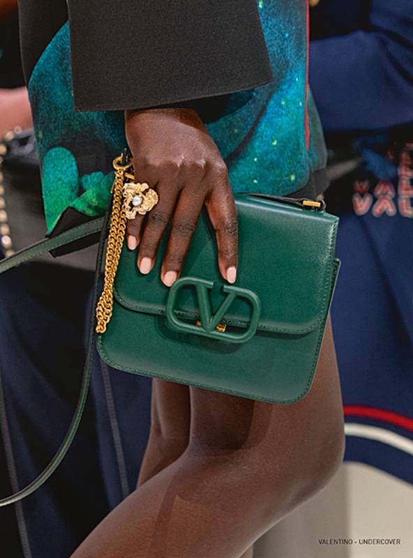حقائب فاخرة من
VALENTINO