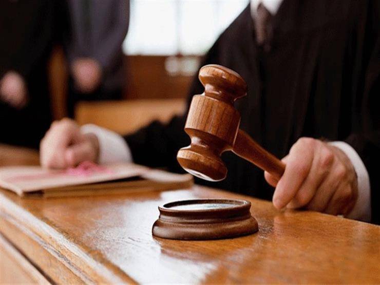 سجن امرأة وصديقها المعني بعد ضبطهما بوضع مخل في فندق عربي!