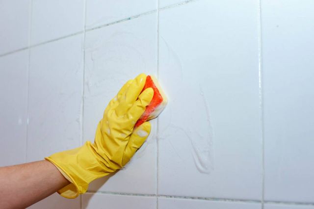 هذه أسهل طريقة لتنظيف الجدران البيضاء... ما قصة رذاذ تثبيت الشعر؟