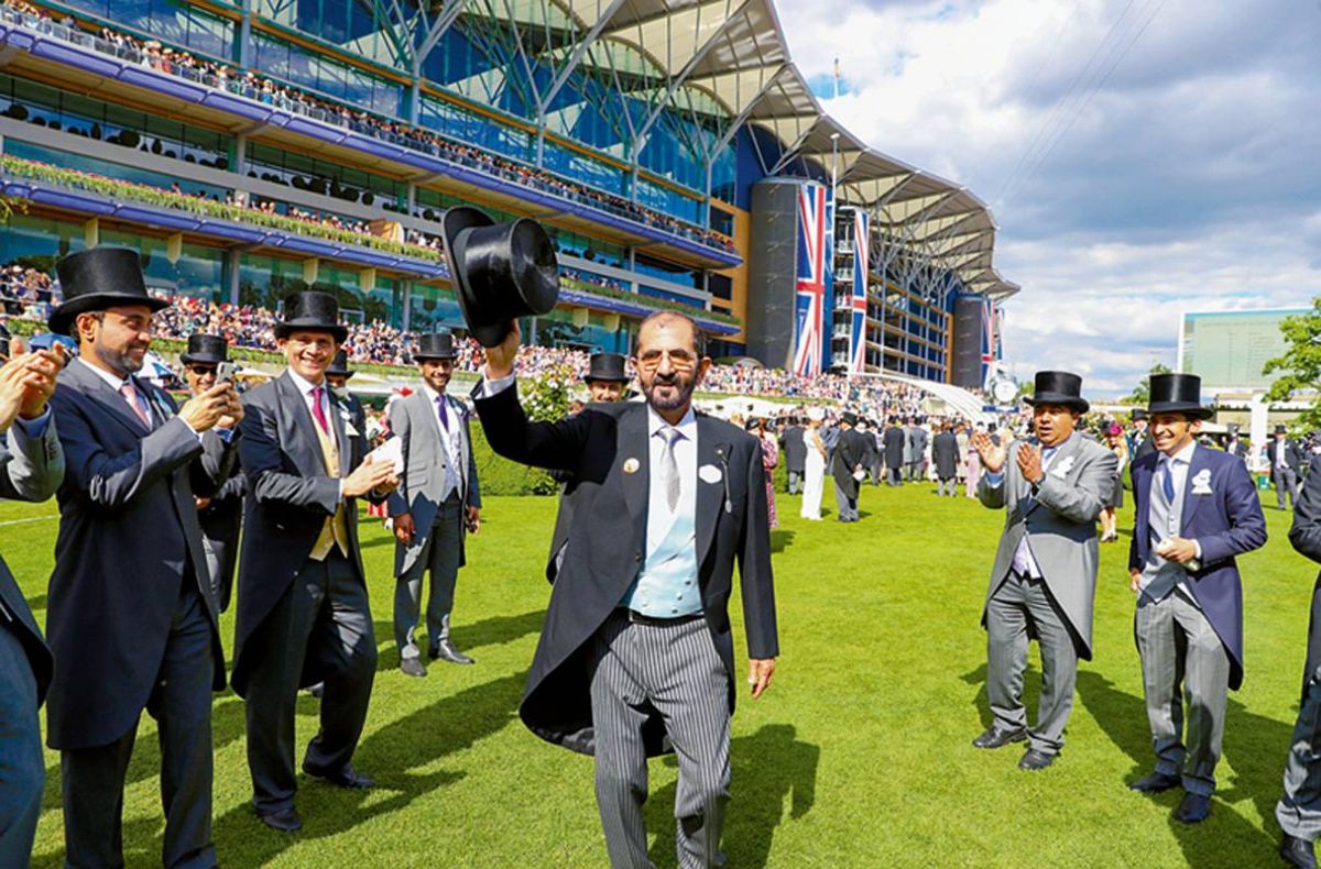 في مهرجان رويال أسكوت للخيول
محمد بن راشد
يتسلم من ملكة بريطانيا جائزة الفوز التاريخي لفريق 