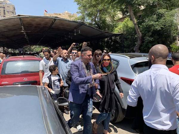 بالفيديو - أحمد الفيشاوي يوبخ زوجته أمام الجميع.. وهذا الفنان يفض الخلاف بينهما