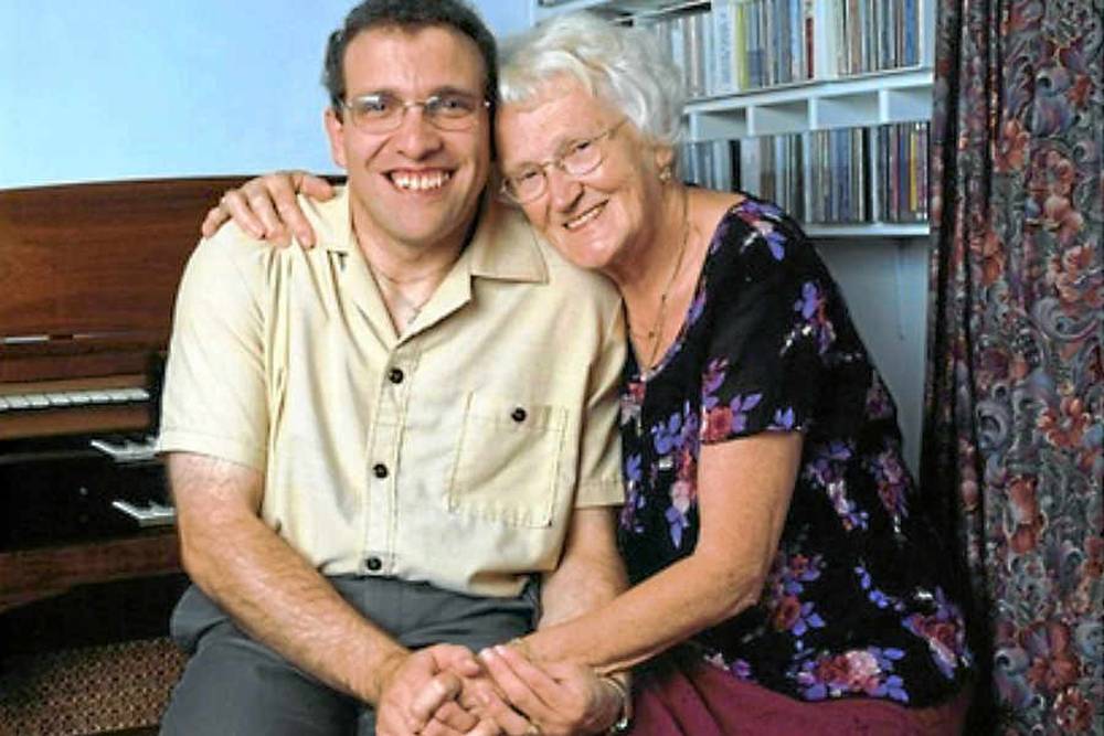 تكبره بـ39 عاماً ورغم هذا يعيشان حياة زوجية سعيدة جداً... التفاصيل مدهشة