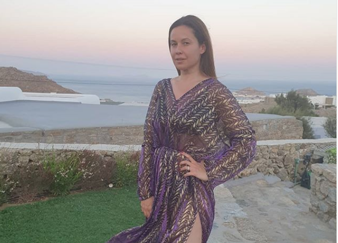 بالصور - ريا أبي راشد بملابس البحر الأنيقة في اليونان