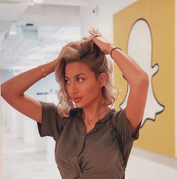 بالفيديو - مودل روز تفضح زميلة لها... هذا ما قالته عن علامات في جسمها