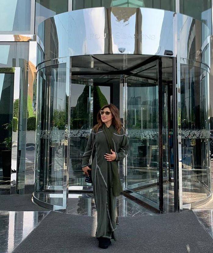 بالصور – نجوى كرم تبهر الجميع بالعباءة... وهكذا غيرت تصميم فستانها المكشوف في السعودية