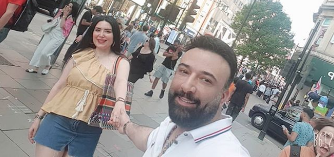 بالصور - عبير صبري تشعل المواقع بالتنورة القصيرة... وتغضب من متابع أساء لزوجها