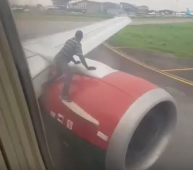بالفيديو - رعب بسبب سفر رجل على محرك الطائرة